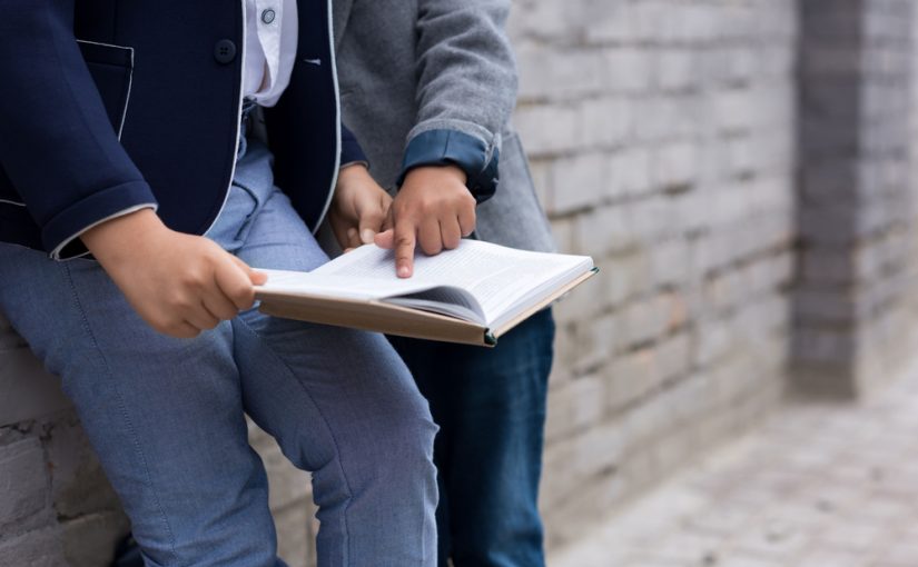 Problemy powiązane z zgodną wokalizacją dotyczą raz po raz większą części dzieci .